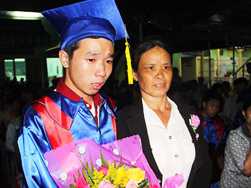 Em Phạm Sông Trường (bìa trái) và em Nguyễn Văn Hùng xúc động cùng mẹ trong lễ tri ân